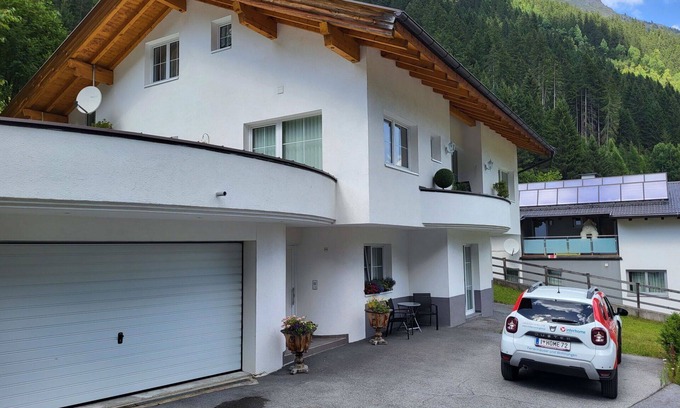 Ischgl Apartment | Cosy apartment for 4 people with TV, terrace and parking