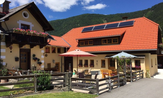 Gnesau Apartment | Cosy apartment for 5 guests with hot tub, WIFI, TV, patio, pets allowed, panoramic view and park.