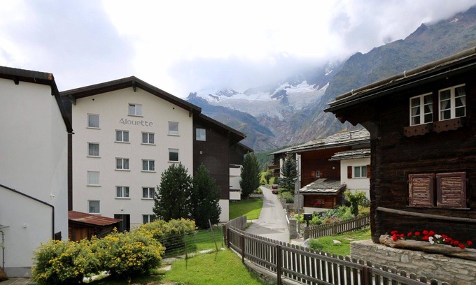 Saas-Fee Apartment | Cosy apartment for 6 guests with WIFI, TV and pets allowed