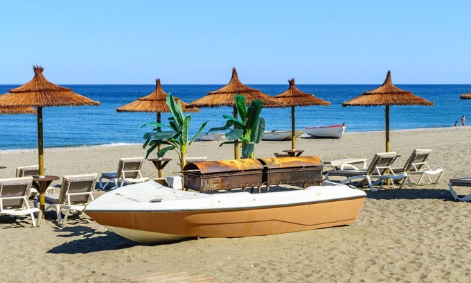 San Luis de Sabinillas Apartment | Cosy apartment for 6 guests with A/C, pool, WIFI, TV, terrace and parking