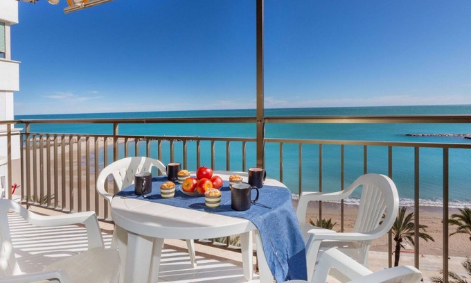 Vinaros Apartment | Cosy apartment for 6 guests with WIFI, TV, terrace and pets allowed