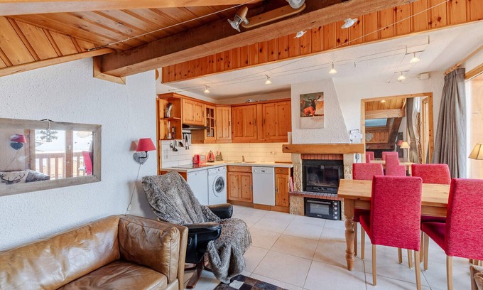 Meribel Apartment | Cosy apartment for 6 in Méribel, near slopes and shops, fireplace, wifi