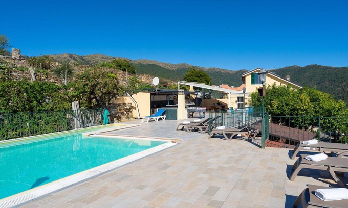 Valloria Apartment | Cosy apartment for 6 guests with hot tub, WIFI, pool, A/C, TV and patio