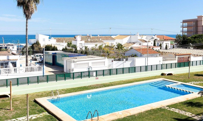 Les Deveses Apartment | Cosy apartment for 6 people with WIFI, A/C, pool, TV and terrace