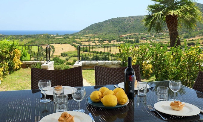 Tanaunella Apartment | Cosy apartment for 6 people with A/C, WIFI, pool, TV, terrace and parking