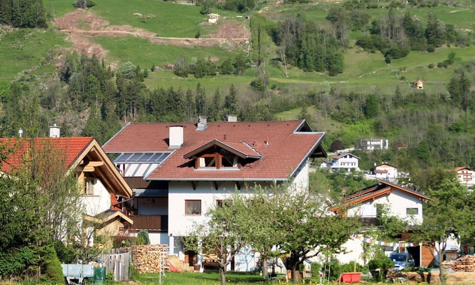 Prutz Apartment | Cosy apartment for 8 guests with WIFI, TV and balcony