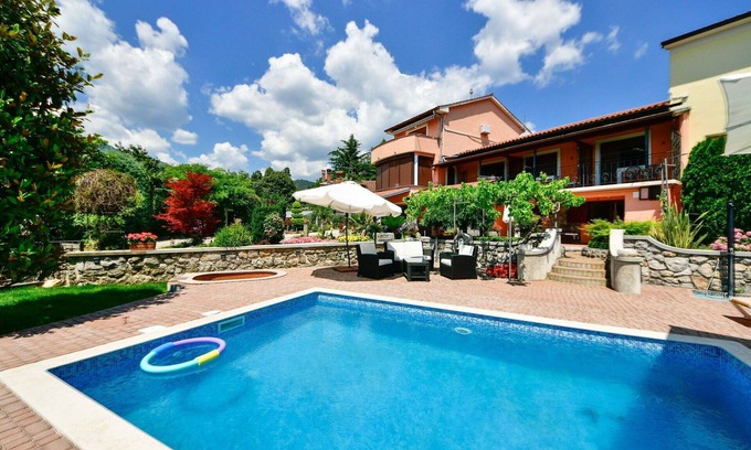 Sarsoni Apartment | Cosy apartment for 8 people with WIFI, private pool, TV, terrace, pets allowed and parking