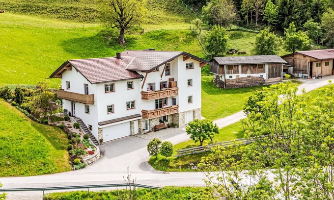 Oberhaus Apartment | Cosy apartment for 8 people with hot tub, WIFI, TV, patio and parking