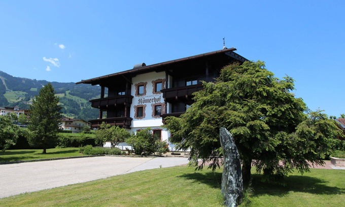 Kapfing Apartment | Cosy apartment for 4 guests with WIFI, TV, balcony, pets allowed, panoramic view and parking