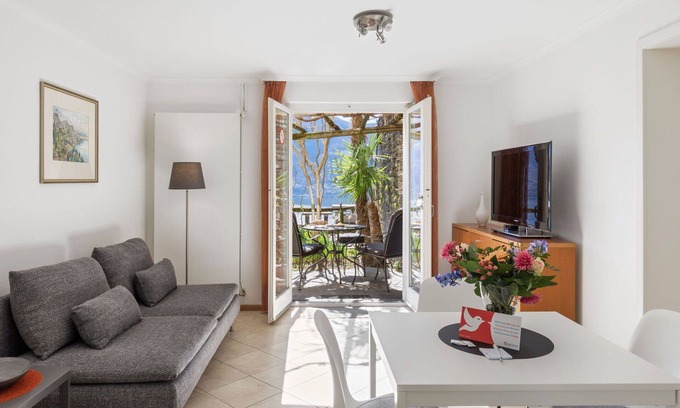 Ronco sopra Ascona Apartment | Cosy apartment for 4 people with WIFI, TV, patio, pets allowed, panoramic view and parking