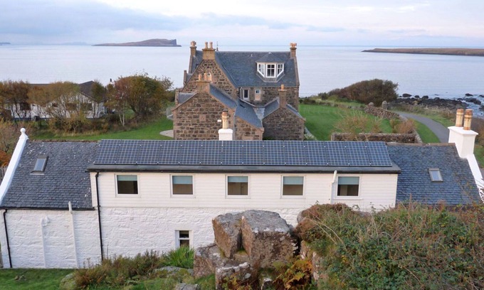 Staffin Apartment | Cosy apartment for 2 guests with WIFI, TV and parking