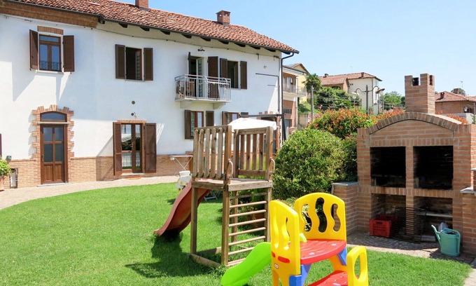 Cossombrato Apartment | Cosy apartment for 7 guests with pool, WIFI, TV, patio, pets allowed and parking