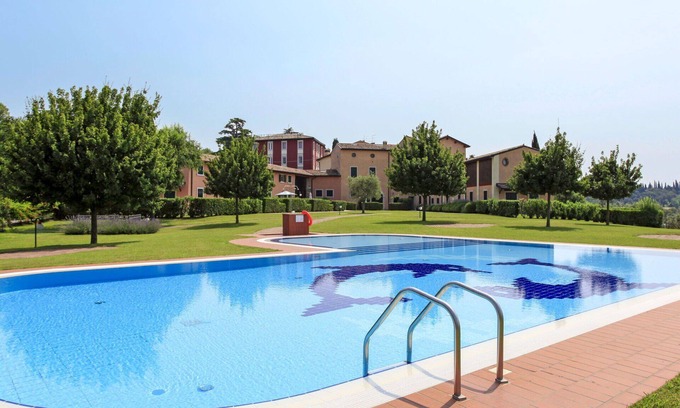 Costermano Apartment | Cosy apartment for 5 guests with WIFI, pool, A/C, TV and patio