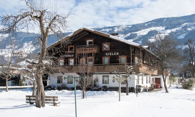 Zell am Ziller Villa | Cosy apartment in villa for 5 guests with WIFI, TV, terrace, pets allowed and parking