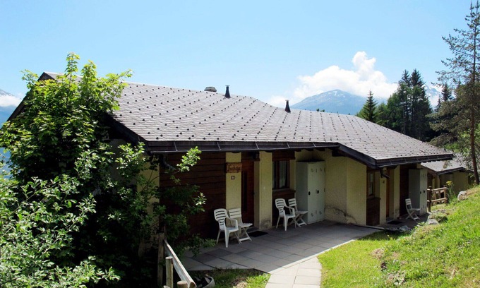 Heremence House | Cosy apartment in villa for 9 guests with WIFI, TV, terrace and parking
