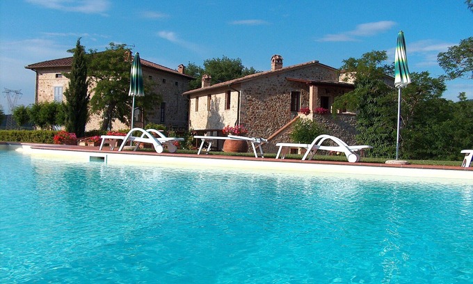 Casole d'Elsa House | Cosy apartment in villa for 2 people with WIFI, pool, TV, patio and panoramic view