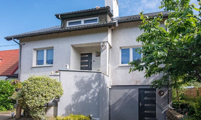 Koszalin House | Cosy apartment in villa for 10 guests with WIFI, TV, patio and pets allowed