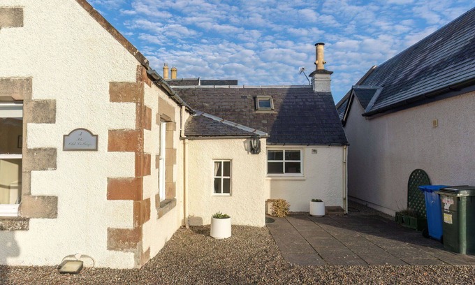 South Galson House | Cosy apartment in villa for 6 guests with WIFI, TV and parking