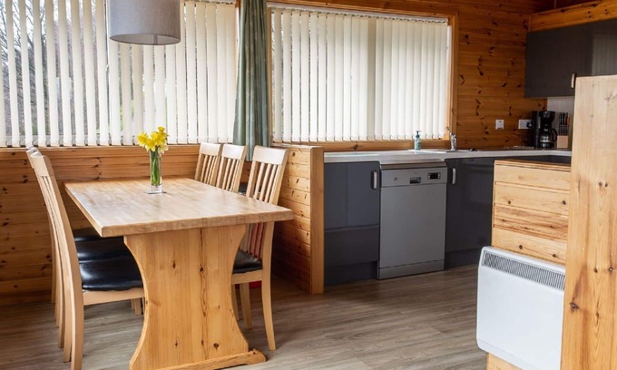 Drumnadrochit House | Cosy apartment in villa for 6 guests with WIFI, TV, patio, panoramic view and parking