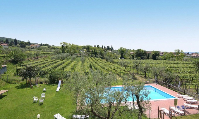 Bardolino Villa | Cosy apartment in villa for 4 people with WIFI, A/C, pool, TV and panoramic view