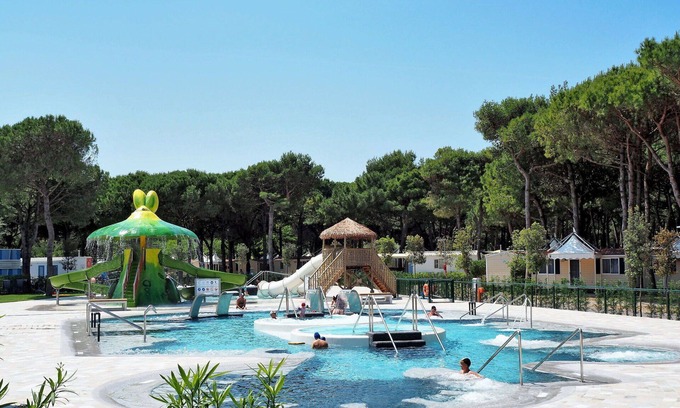 Cavallino-Treporti House | Cosy apartment in villa for 4 guests with A/C, pool, WIFI, TV, terrace and parking