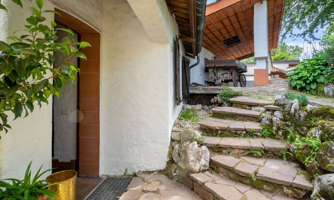Leggiuno House | Cosy apartment in villa for 6 people with TV, terrace, pets allowed and parking