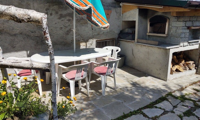 Peglio Apartment | Cosy apartment for 2 guests with WIFI, TV, patio and pets allowed