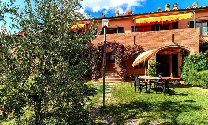 Sughera Apartment | Cosy apartment with pool, A/C, WIFI, TV, veranda and parking, close to San Gimignano
