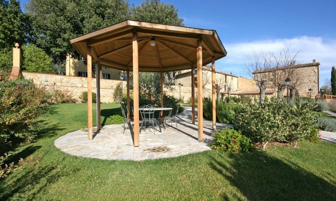 Volterra Apartment | Cosy apartment with pool, WIFI, TV, pets allowed and panoramic view, close to San Gimignano