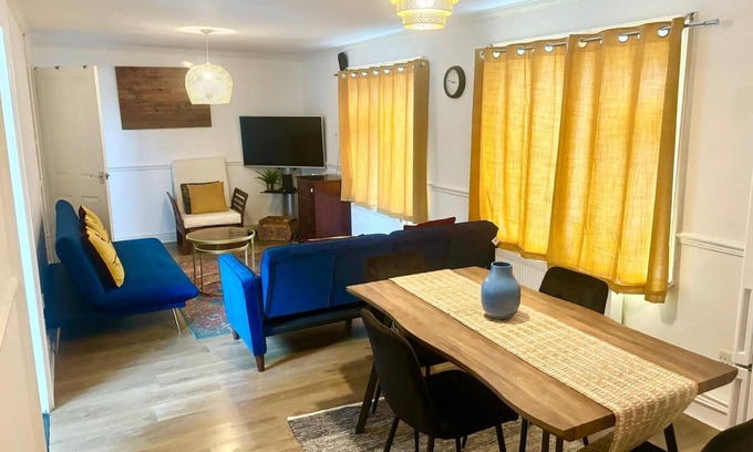 Cradley Apartment | Cosy, beautiful flat with Smart TV