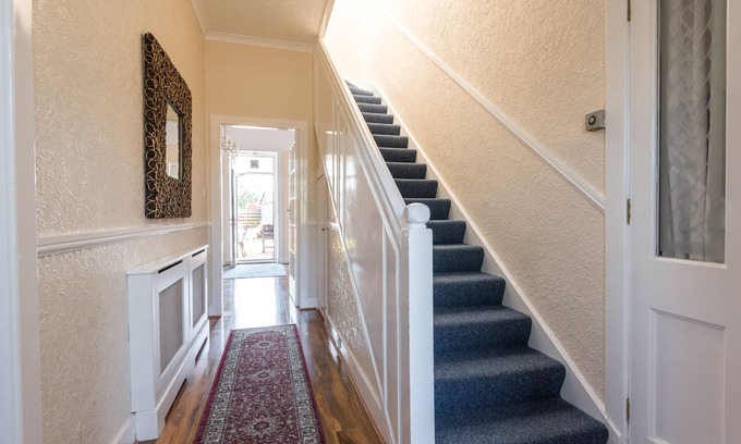 Bonnybridge House | Cosy & Bright Budget Stay | Semi-Detached Housenn