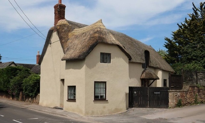 Williton Cottage | Cosy C17th pet-friendly Cottage: WIFI, Woodburner, Enclosed Garden & Parking