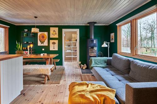 Ljungbyhed House | Cosy cabin w fireplace 3 mins from Söderåsen Park