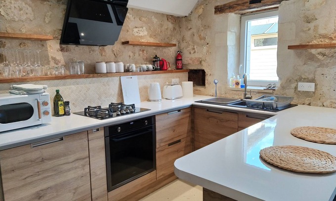 La Tour-Blanche-Cercles Cottage | Cosy cottage with south facing courtyard garden and a/c