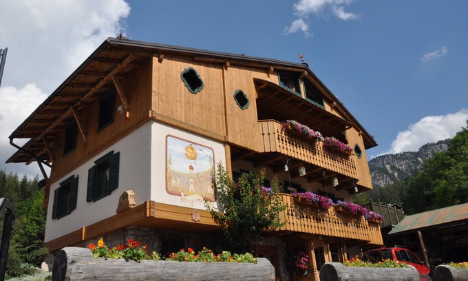 Cortina d'Ampezzo Apartment | Cosy, comfortable apt. with beautiful terrace, parking-lot and bus-stop nearby
