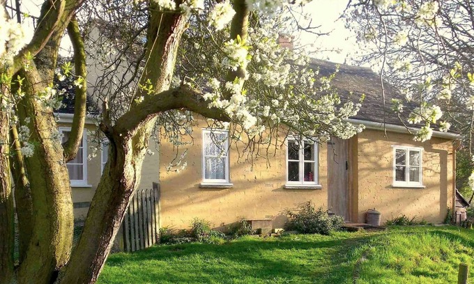 Mangotsfield Cottage | Cosy Cotswold Cottage Hidden Away in an Orchard.