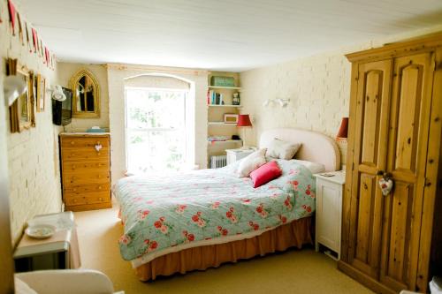 Birdham Bed & Breakfast | Cosy Cottage ground floor bedroom ensuite with private entrance