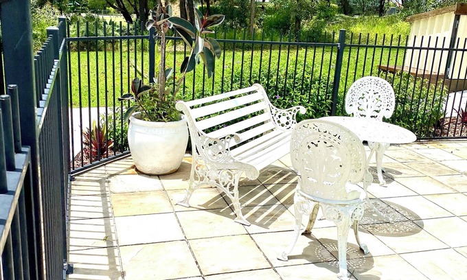 Thornlands Cottage | Cosy Cottage, peaceful acreage, pool and gardens