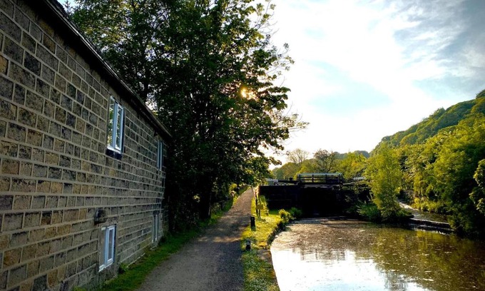 Mytholmroyd House | Cosy cottage with a canal view