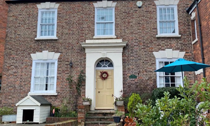Gloucester House | Cosy Country Cottage in City Centre