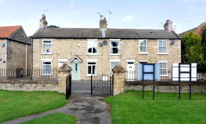 South Milford House | Cosy Country Escape | Fireplace & Views | Leeds & York