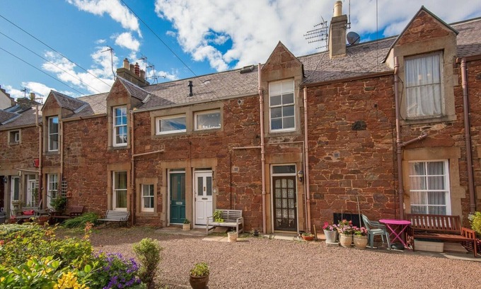 North Berwick Apartment | Cosy first-floor mews apartment, close to the beach and tucked away in a quiet courtyard. Sleeps 2