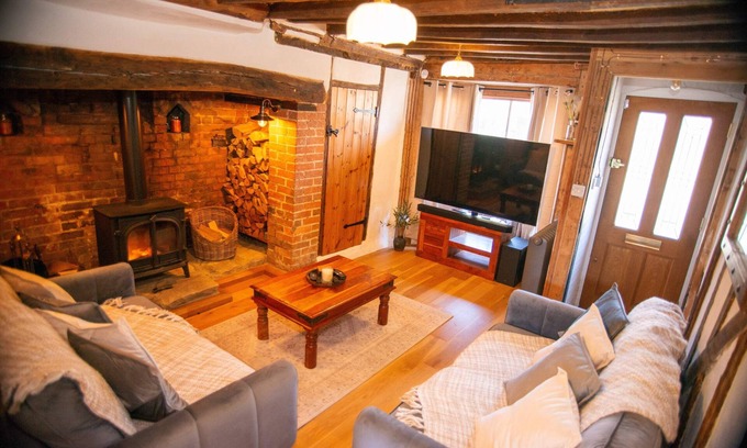 Crawley City Centre Cottage | Cosy, full amenities, games room & private garden