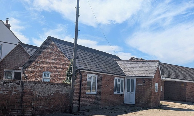 Rochford Cottage | Cosy Georgian cottage, Sleeps 6, 3 bedrooms, RSPB Wallasea Island escapes.
