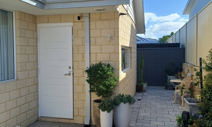 Burns Beach Apartment | Cosy granny flat only 2 minute walk to beach with off street parking