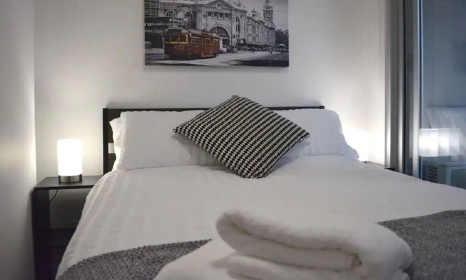 Hawthorn House | Cosy Hawthorn apartment near train