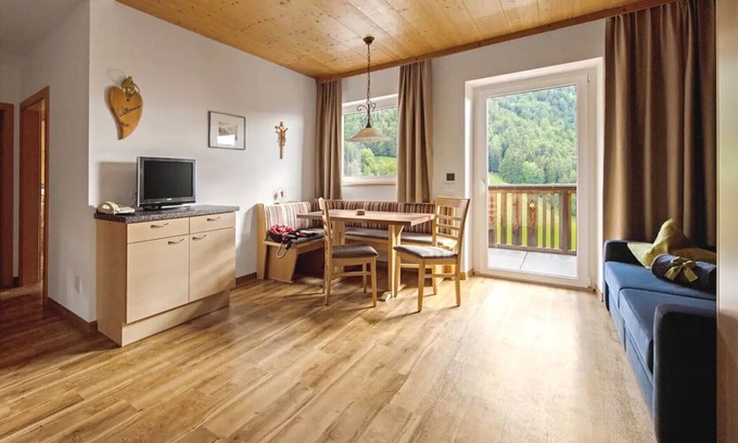 Collepietra Apartment | Cosy Holiday Apartment "Sonnleiten der kleinen Bären 8" with Mountain View, Wi-Fi, Garden