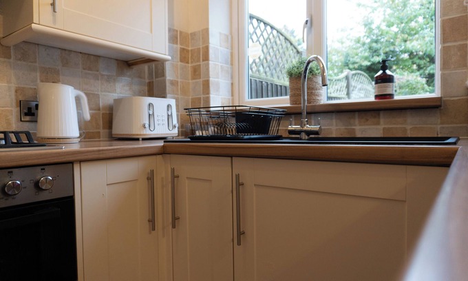 Shrewsbury House | Cosy Home with parking, 10 minute walk to town centre