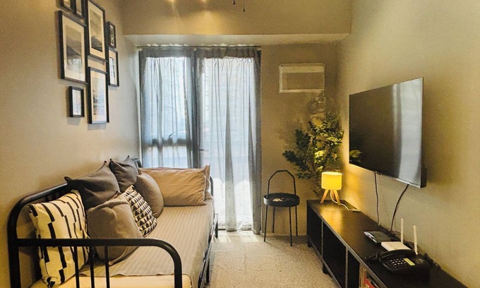 Cubao Condo | Cosy Home with Pool Access near Train & Bus Stations, up to 4pax.