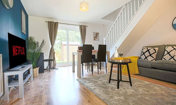 Milton Keynes House | Cosy House - Free Parking + Fast Wifi and SmartTV